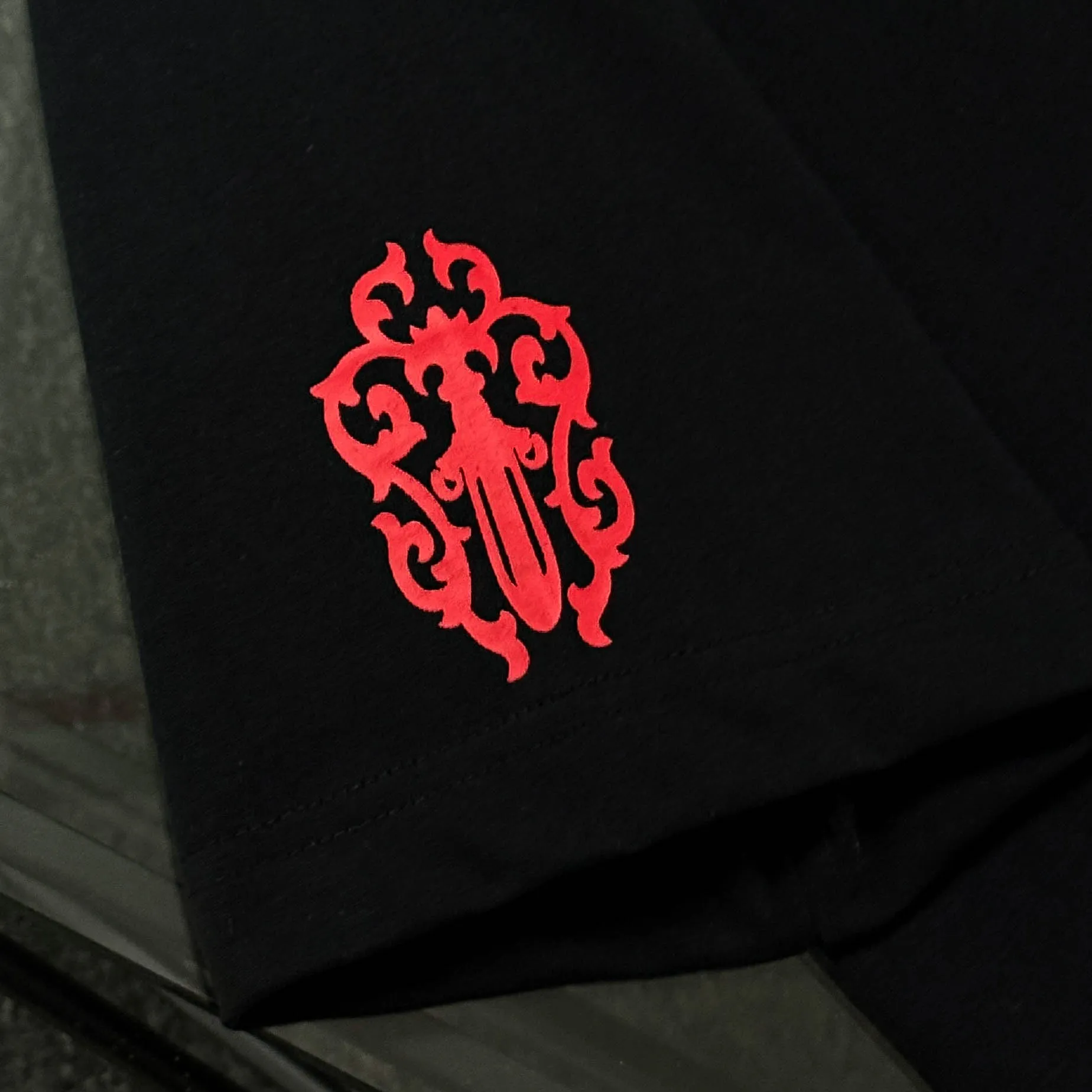 P170 Chrome Hearts 25 high-end versions. The fabric is made of 300 grams of high-density pure cotton. It does not deform or shrink. It has three labels. It is the same style for men and women. Technology: suede foaming + digital printing. Color: white, black. SIZE: S-XL.